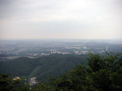ケーブルカー「高尾山駅」頂上からの眺めの画像